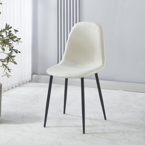 כיסא לפינת אוכל מרופד בצבע שמנת בשילוב רגל שחורה