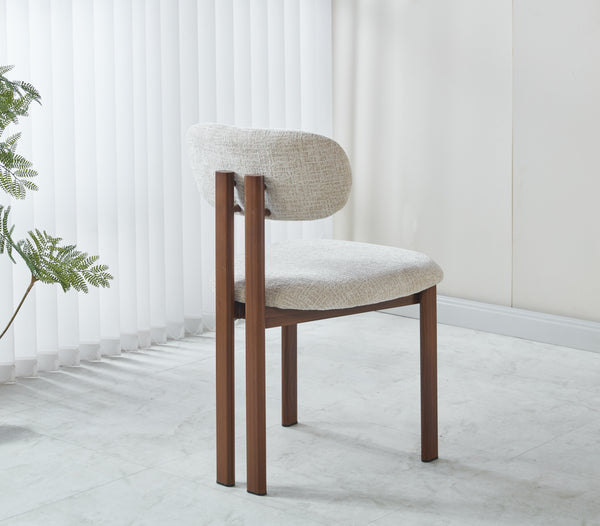 כיסא לפינת אוכל מרופד בצבע חול בשילוב רגלי דמוי עץ אגוז - דגם אלין