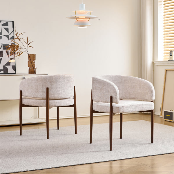 כורסא מעוצבת מבד מרופד בצבע חול בשילוב רגל אגוז דגם ג'סי