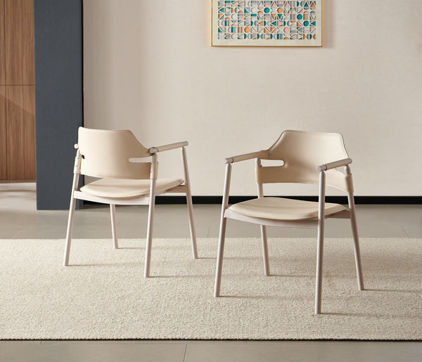 כסא אוכל עם ידיות בד דמוי עור סהרה בשילוב רגליים בצבע מייפל דגם סלינה