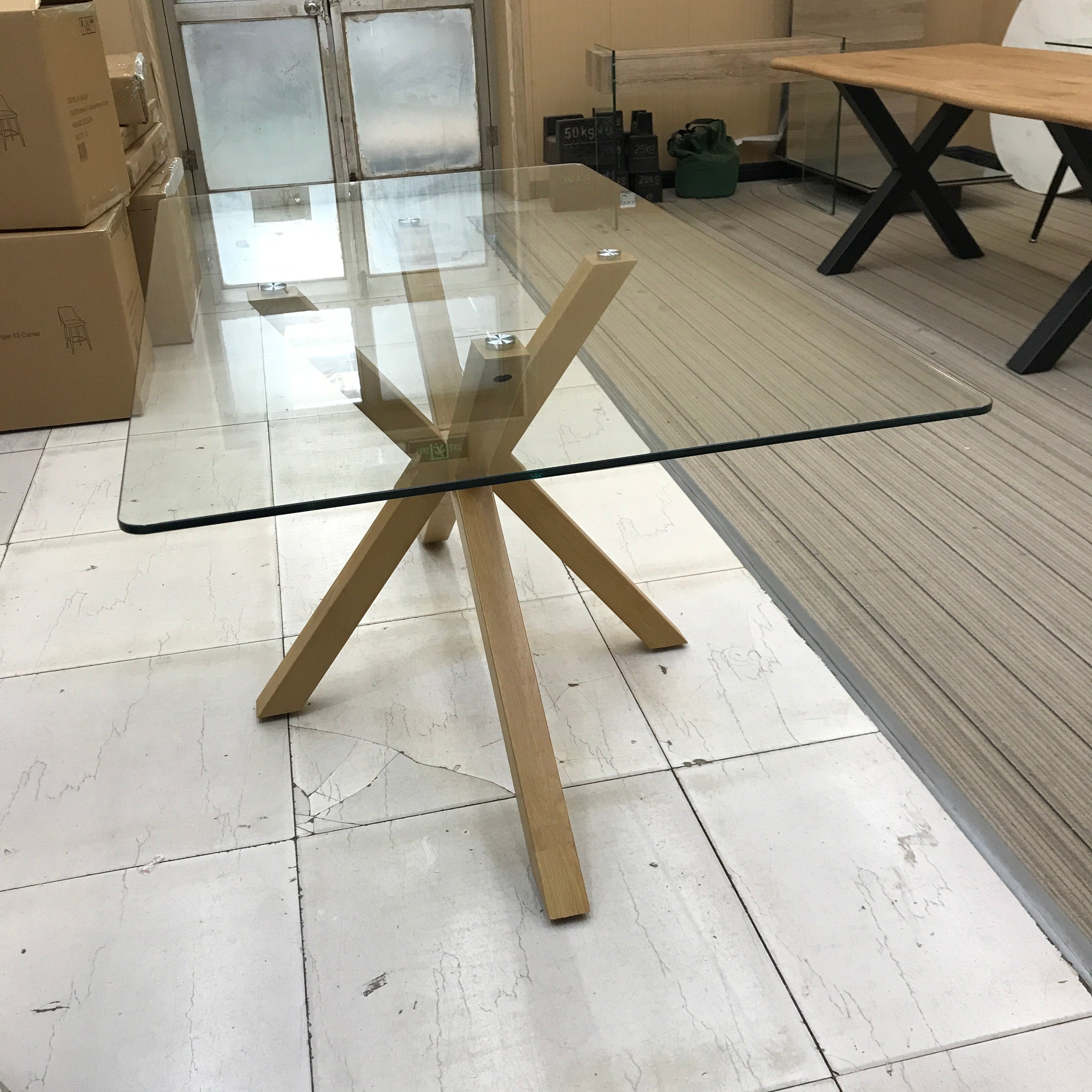 שולחן פינת אוכל זכוכית שקופה בשילוב רגליים בצבע עץ אלון 160*90 ס"מ
