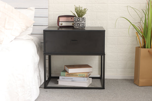 שידה לצד מיטה בצבע שחור בשילוב ידית ורגלי מתכת שחורות דגם נאיה