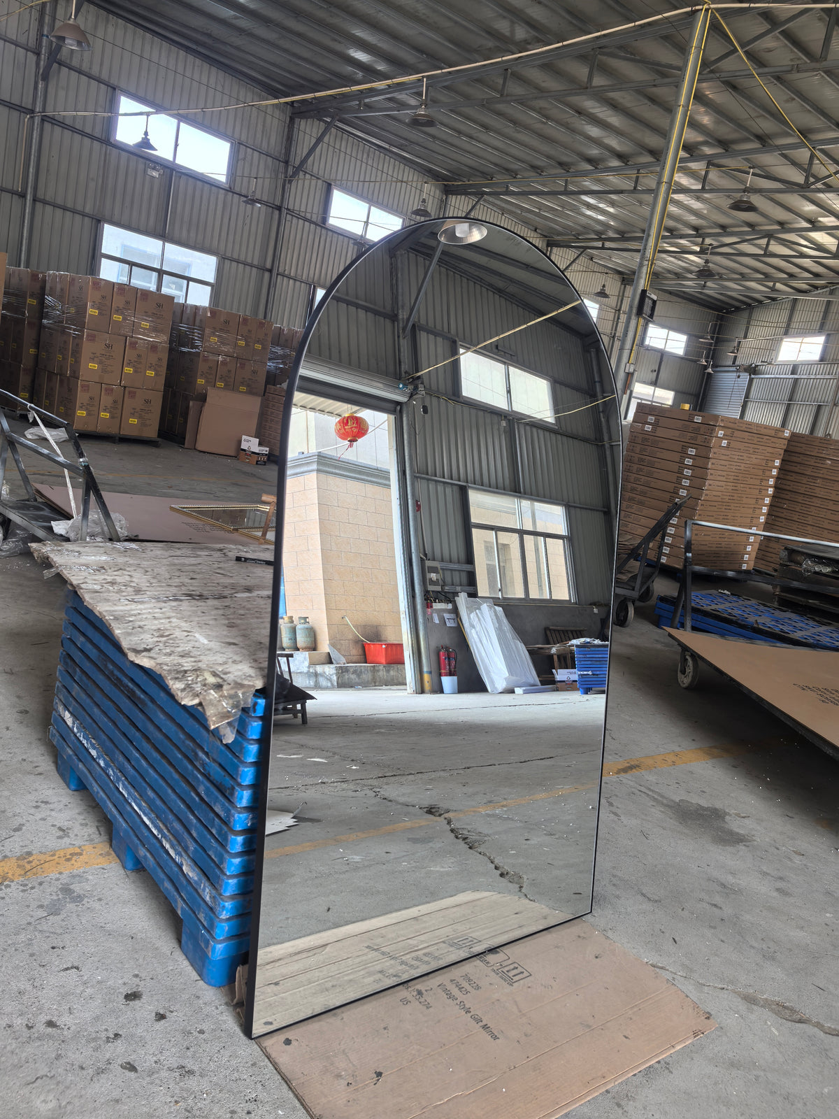 מראת גוף חצי מעוגלת מסגרת שחורה דקה 180X110 ס"מ